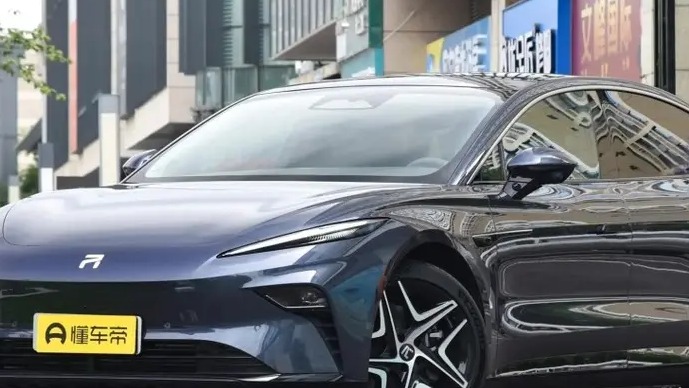 20多万买纯电中大型车，新秀飞凡F7与老将汉EV，谁更适合年