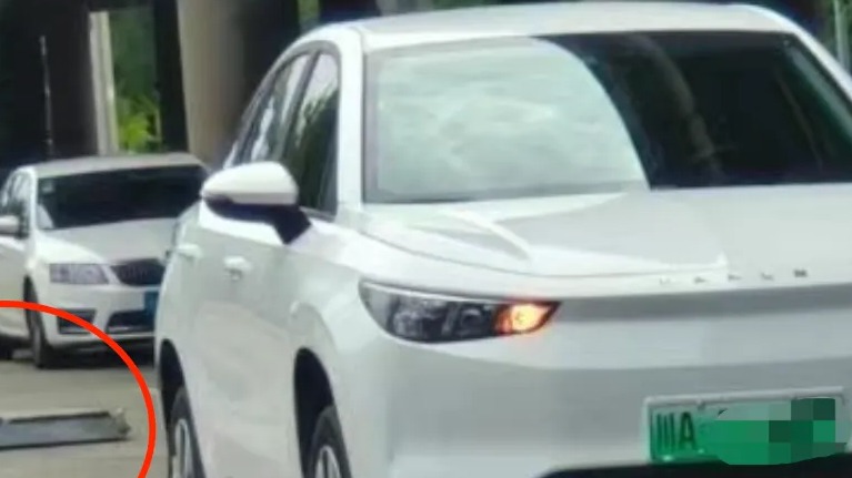 成都街头电池脱落的新能源车疑似吉利枫叶，吉利客服：正在核实