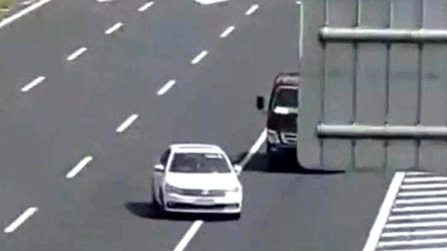 用车技巧 | 并线学问有点深，95%以上司机都不知晓！