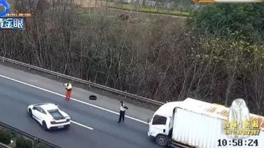 “兰博基尼”上高速，轮胎自顾自跑了