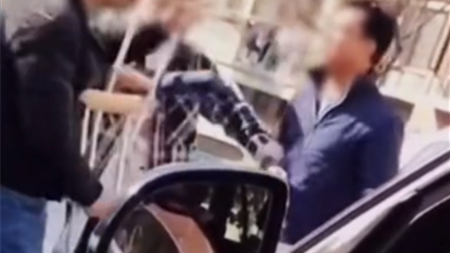 俩男的打架女司机无辜躺枪 女司机有啥错？