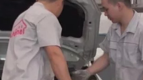 修车变成抓蛇!师傅从车里扯出一条两米长大蛇