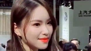  成熟性感的女神级车模，气质优雅端庄大方，有种无法抗拒的魅力