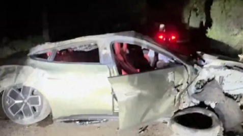 小米SU7严重车祸导致损毁，车窗下降，电池包未冒烟，乘员无大碍