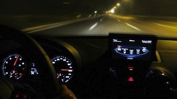 高速上一直开着远光灯？交警：最好别再开车，害人害己