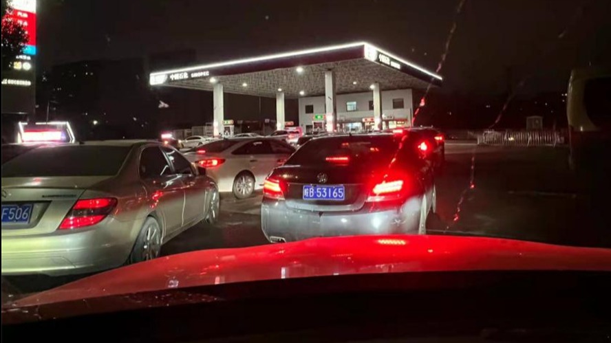 涨价前的最后倔强 昨晚你排队加油了吗？