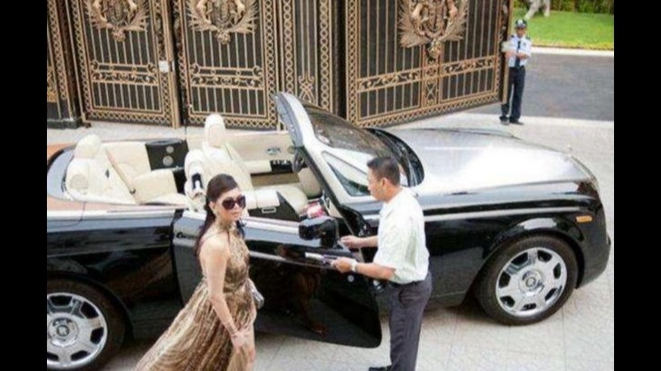 50岁富婆招司机，月薪10万无人敢去，4点要求亮了