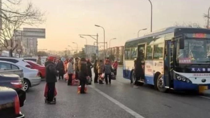 公交车可以超载，为何客车就不可以?内行人:二者性质不同