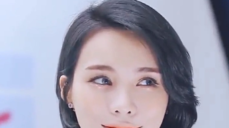 短发英气十足的美女车模，气质优雅