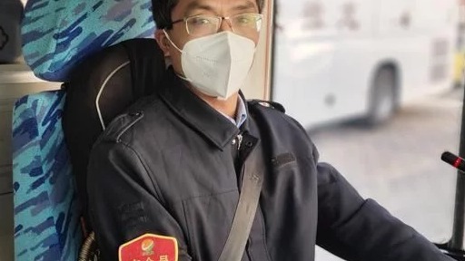 危险!路遇窨井盖缺失，来看这位公交驾驶员是如何正确处置的