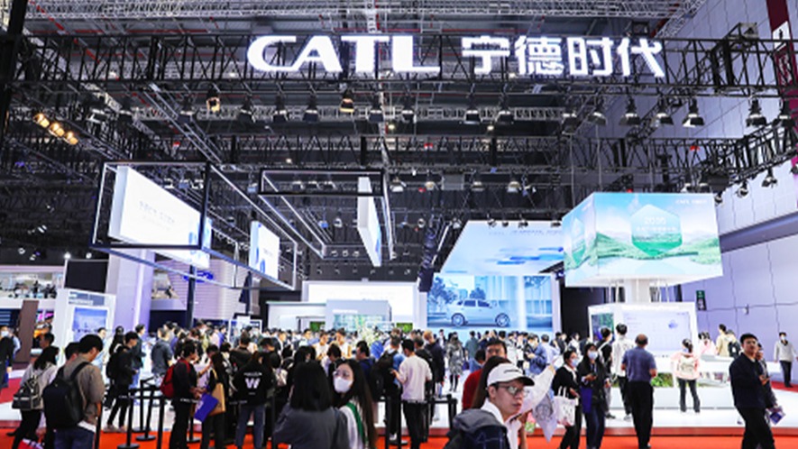 宁德时代一天赚一个“小目标” 产能利用率下滑，开始加固城墙