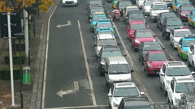 夫妻先后横穿马路，在同一地点被撞翻！网友：这个“夫妻相”要不