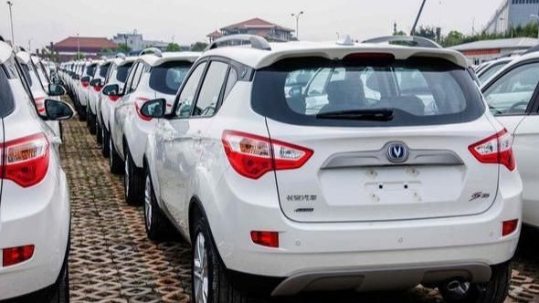 新车为啥要露天停放，不怕被晒坏？厂商比你想得周全