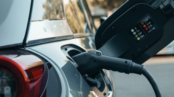 新能源车市大洗牌：黑马换阵、错峰爆发