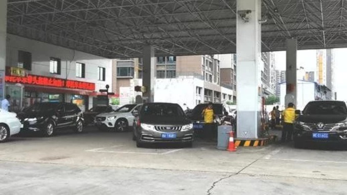 车子加油口为什么有的在左边，有的在右边，喵哥告诉你原因