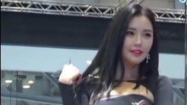 大长腿美女车模，身高超过一米八