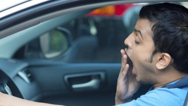 高速开车犯困喝凉水也没用，告诉你一新方法，行千里都不犯困