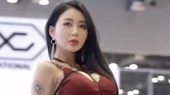 迷人的韩国车模，超级自信