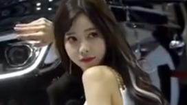 可爱而美丽的车模小姐姐