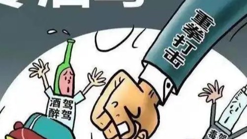 奔驰在路上被追尾，车主却说：咱千万别报警，我倒贴你10万也行