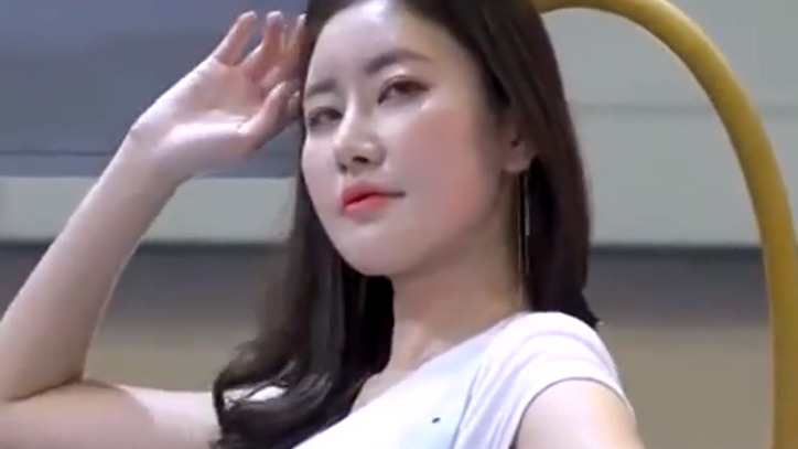 身材性感的美女车模，尽显完美曲线！