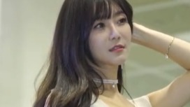 韩国车模小美女，白嫩的肌肤和白色衣服简直是要发光！