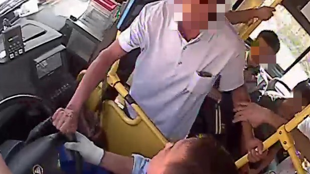 “你给我倒回去”男子强令公交倒车，还强拉方向盘