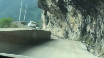 小哥山路开车，拐弯后前车消失，网友：掉下去了？