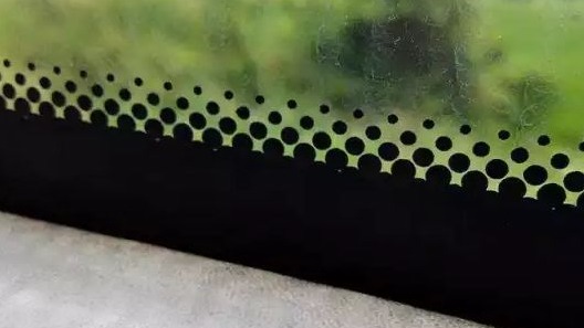 汽车前挡玻璃上的小黑点和黑边到底是干嘛用的？