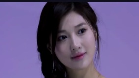 车展上优雅端庄的模特 配上钢琴曲好美