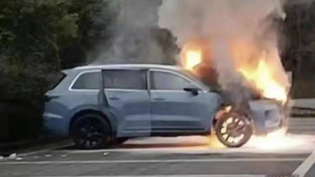 前有荣威i6疑似起步失控后有理想ONE高速起火 这届电动车真不好带