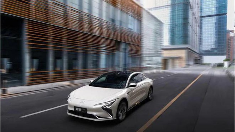 两个月前盛赞驾控，两个月后谈起智能 智己给电动汽车多选题