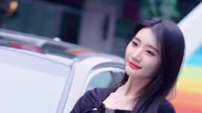 有个漂亮的车模女友是什么体验…