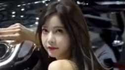 可爱而美丽的车模小姐姐