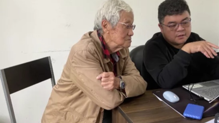 95岁上海老伯学开车：想载上90岁老伴出去转一转！驾校教练这