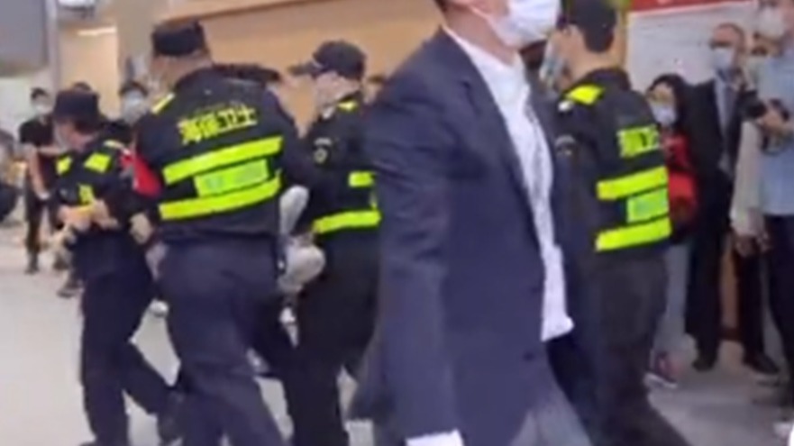 2021广州车展:又抬人了！这次轮到小鹏展台