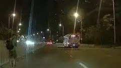 为什么很多司机晚上开车，都不会走最左侧车道？喵哥告诉你原因