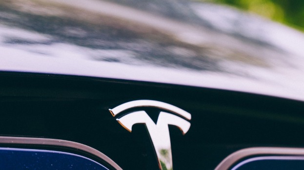 比亚迪刚说“别打了”，特斯拉就又降价了