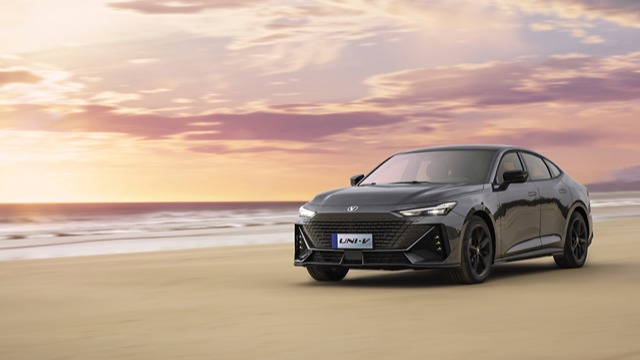 千里之外轻松挪车、动力操控皆出色，长安UNI-V预售10.89万起