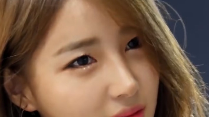 眉目如画，面赛芙蓉韩国车模崔星夏