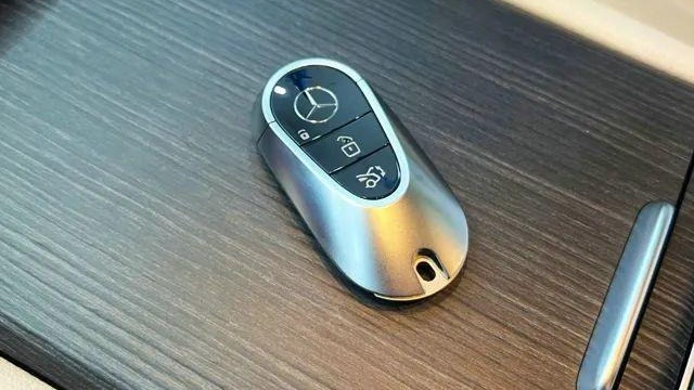 奔驰钻钱眼里去了，标配功能变选配，不办VIP用不上