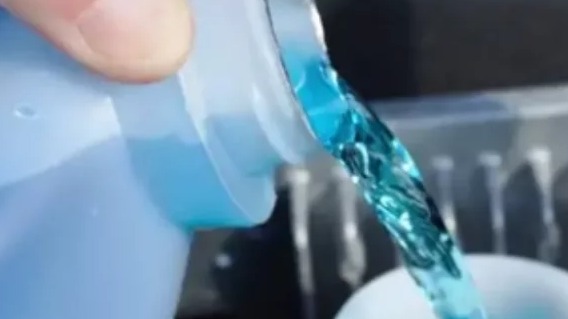 有些省钱省事的车主，会尝试用自来水代替玻璃水，刚开始发现使用自来水擦拭车窗的效果，虽然没有玻璃水好，但是也可以勉强使用。那到底可以用水代替玻璃水吗？