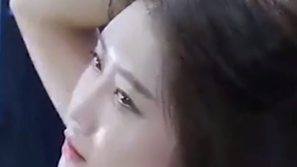 不愧是第一美女车模，侧脸撩头杀，令人怦然心动！