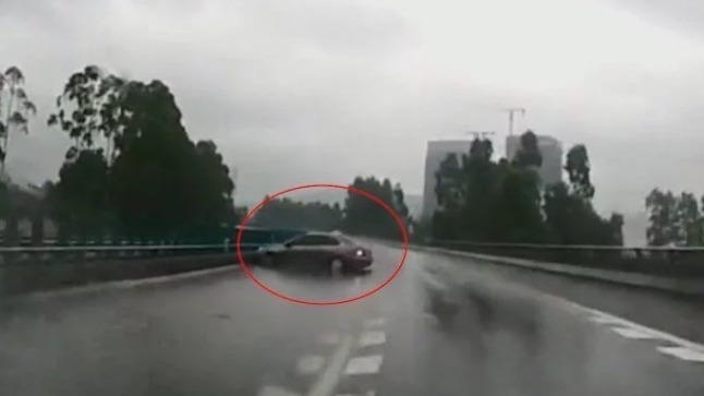 开车跑高速时，前挡风玻璃突然被挡住了咋办？手把手教你正确做法