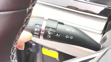 为何这么多司机连雾灯都不会开？真的怪不了司机，全是车企惹的事