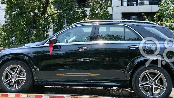 近百万奔驰新车还没开回家就趴窝，车主：拒绝接受！