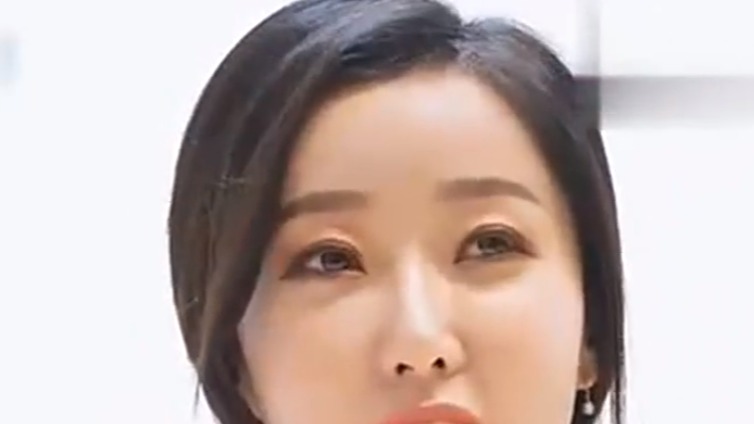 成熟气息爆棚的美女车模，微微一笑让人心醉神迷