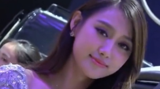 气质绝佳的妩媚车模，带上她去兜风绝对有面子