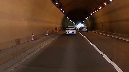 在隧道行驶时需要注意的事，老司机教你隧道安全行车，新手快看