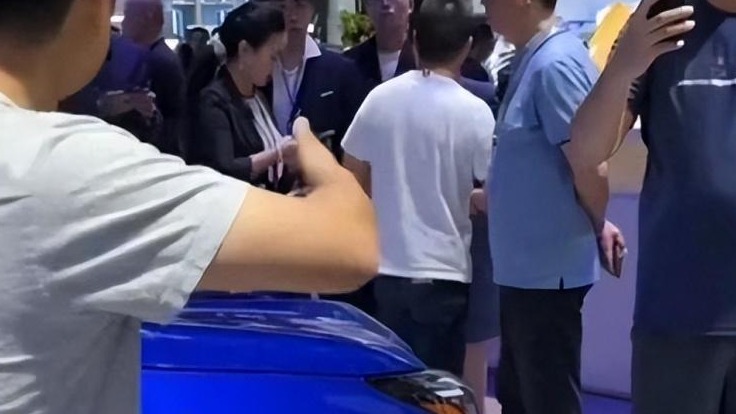 网红大闹成都车展雷克萨斯站台：演戏“假爱国”比真汉奸更恶心